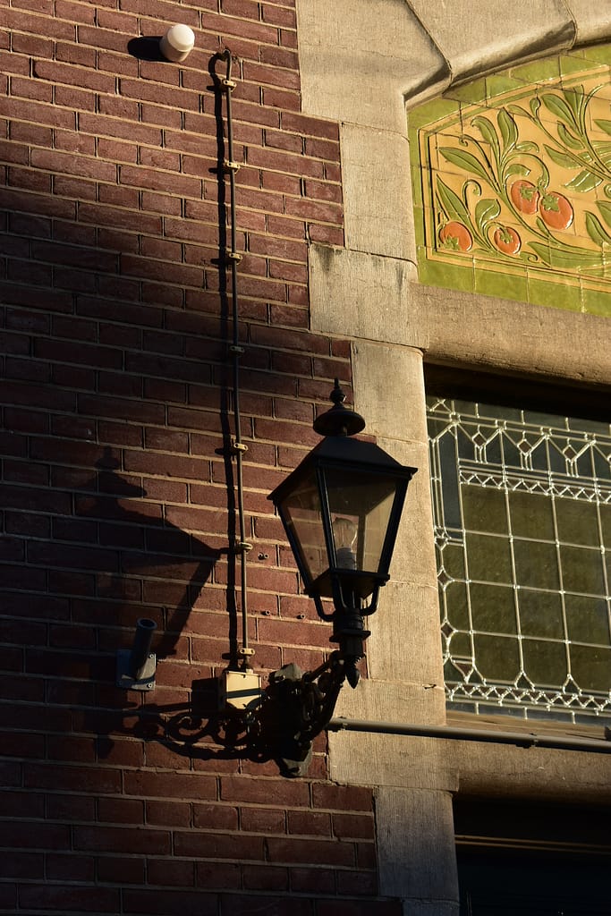 Corona fotografie - Schaduwspel - Lamp aan een gebouw